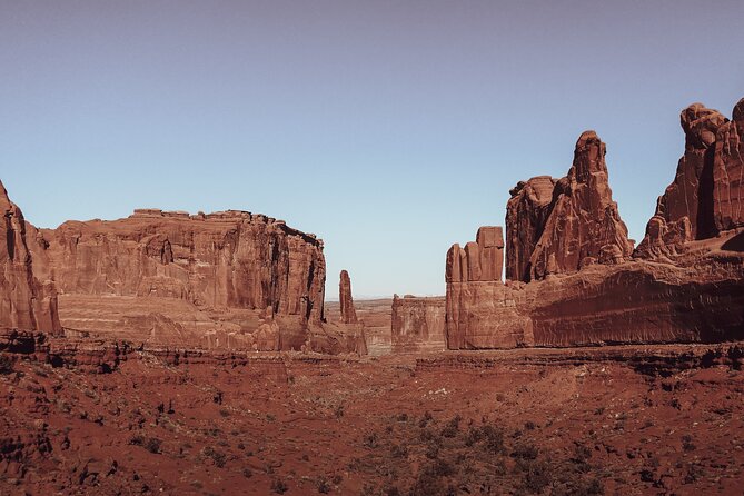 3-Hours Sunset Arches National Park Pavement Sights Tour - The stop-by-stop route: from Three Gossips to Delicate Arch viewpoint