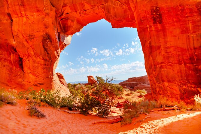 Arches National Park Hike Challenge: Tackle Devils Garden 7m Loop - Balanced Rock trail photo stop: the quick win for iconic photos