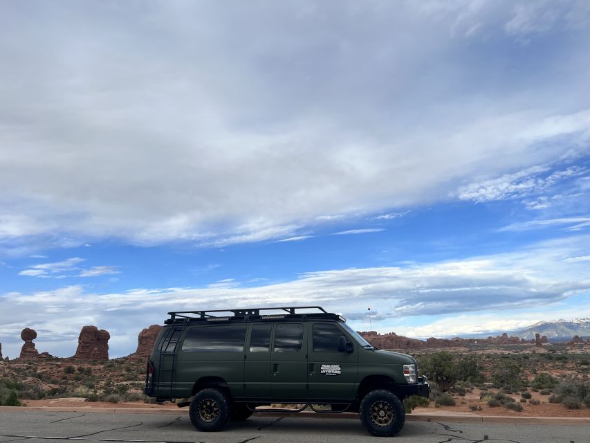 Arches National Park: Sunset Pavement Van Tour - Balanced Rock and Courthouse Towers: the skyline effect