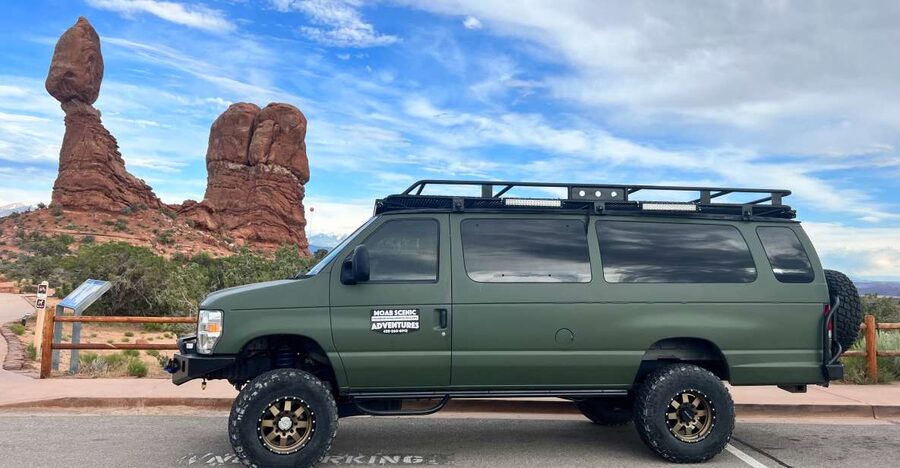 Arches National Park: Sunset Pavement Van Tour - Riding Arches by van: comfort plus real viewpoints