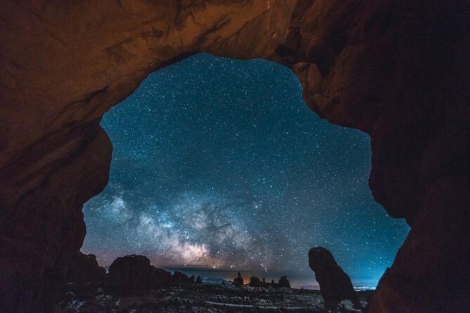 Astro-Photo, Hiking and Stargazing Tour in Arches National Park - Using Arches as your camera composition
