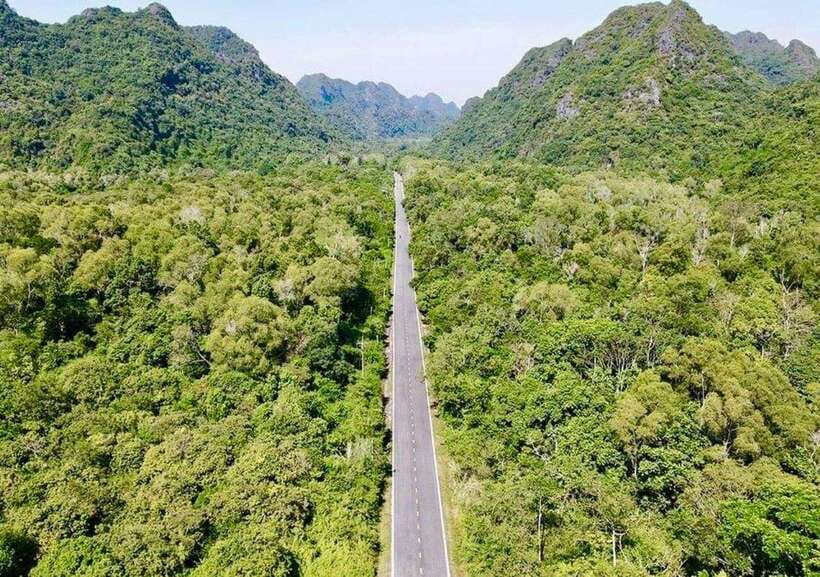 Cat Ba National Park, Lan Ha Bay 2 Days 1 Night Adventure - Lunch at the Lan Ha–Ha Long border, then sailing southern Ha Long