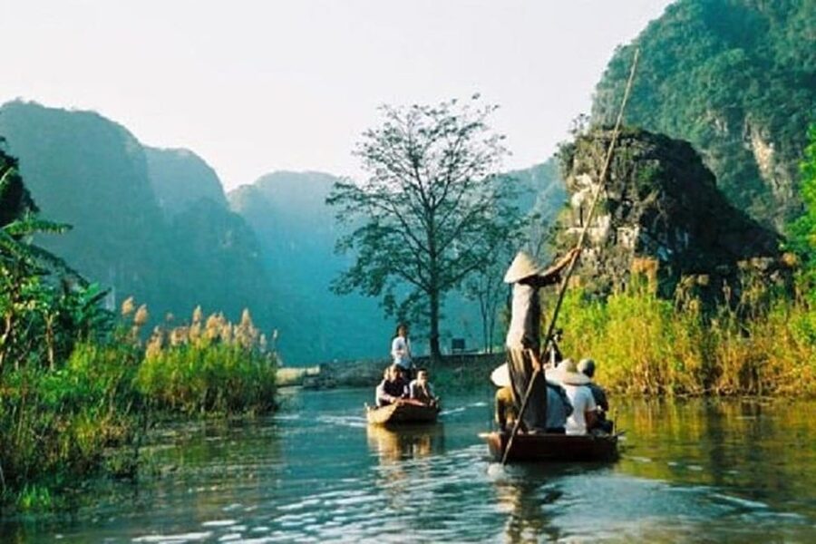 CUC PHUONG NATIONAL PARK - VAN LONG DAI LY TOUR DAY TRIP - Getting to Cuc Phuong: the morning flow from Tam Coc and Trang An