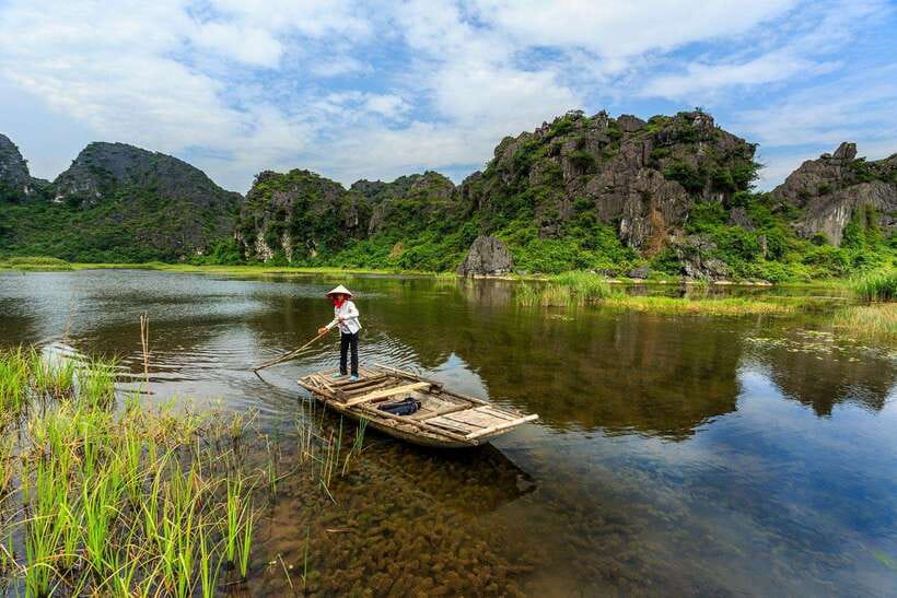 Cuc Phuong National Park - Van Long Day Trip From Hanoi - Van Long wetlands at 4 p.m.: the rowing boat is the payoff
