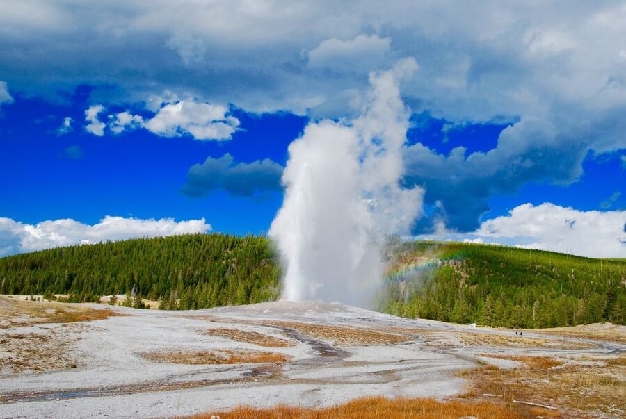 From Jackson: Yellowstone National Park Day Trip with Lunch - Upper Geyser Basin and Old Faithful: Watching Heat at Work