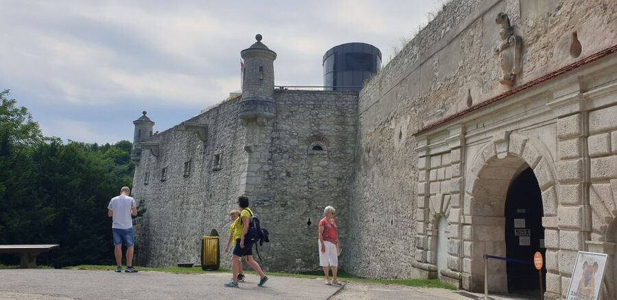 From Krakow: Ojców National Park & Ogrodzieniec Castle Tour - Getting There: The 8-Hour Van Plan and Why It Saves You