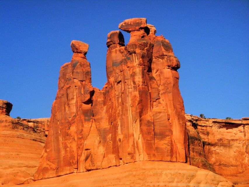 From Moab: Arches National Park 4x4 Drive and Hiking Tour - Lunch Break: Buffet Picnic Fuel for a Long Day