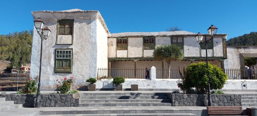 From South Tenerife: Teide National Park Tour - Roques de García: Your Main Walk-and-Look Time