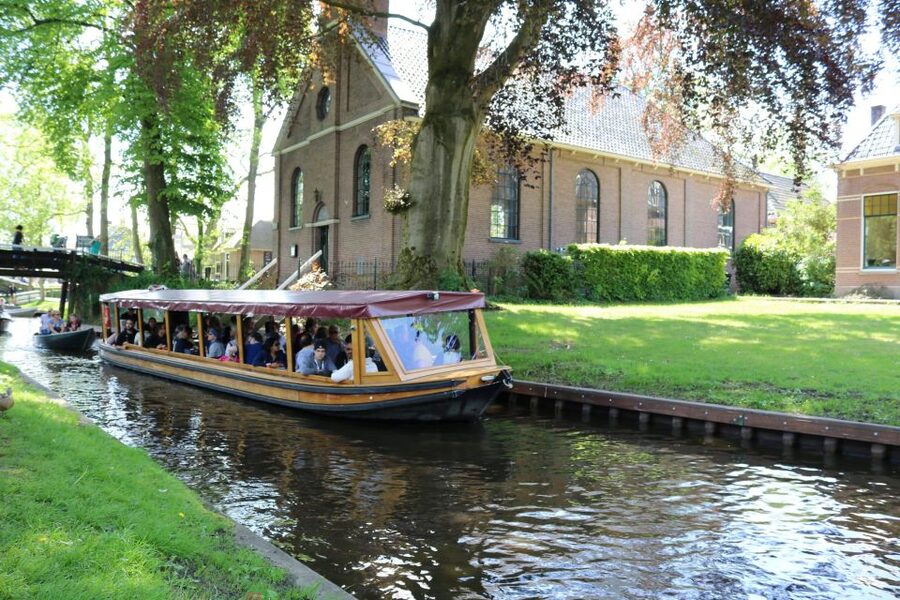 Giethoorn: Village & National Park Canal Cruise with Coffee - Where You Start in Giethoorn (and Why It Matters)