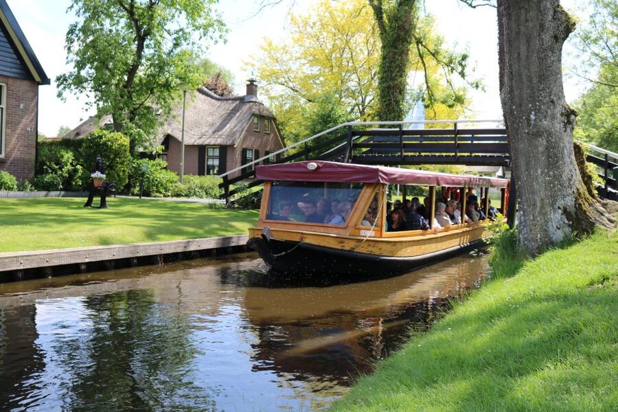 Giethoorn: Village & National Park Canal Cruise with Coffee - The Electric Boat Ride: Comfort, Timing, and What’s Allowed