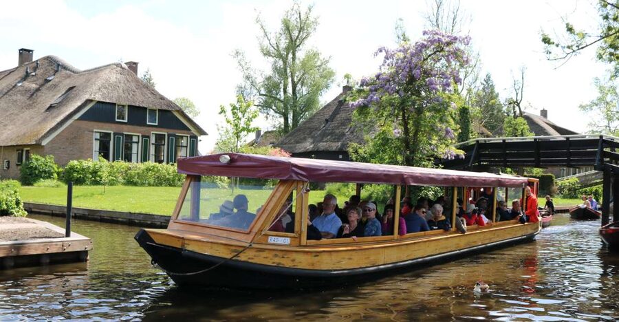 Giethoorn: Village & National Park Canal Cruise with Coffee - Giethoorn From the Water: Bridges, Canals, and Spots on Boat-Only Routes