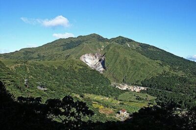 Half Day Private Tour to Yangmingshan National Park and Yehliu Geopark - Qingtiangang Grassland: wide-open views at 800 meters