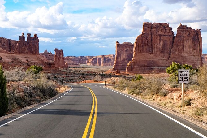 HIGHLY RATED Arches National Park Sightseeing Tour From Moab Utah - Courthouse Towers and Fossil Wind Clues You Can Actually See