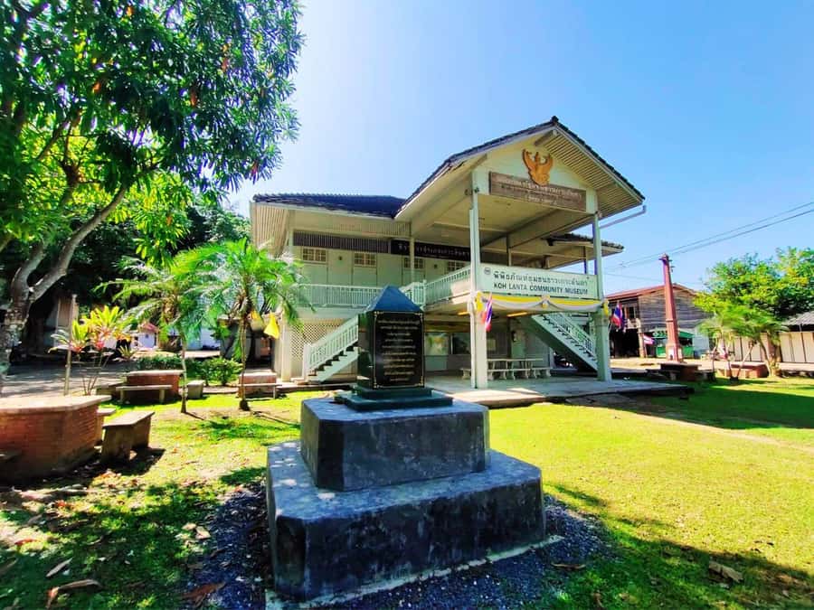 Ko Lanta: Old Town Sightseeing and National Park Tour - Lunch and Seasonal Fruit: Set Meal by the Water, Then Back Outside