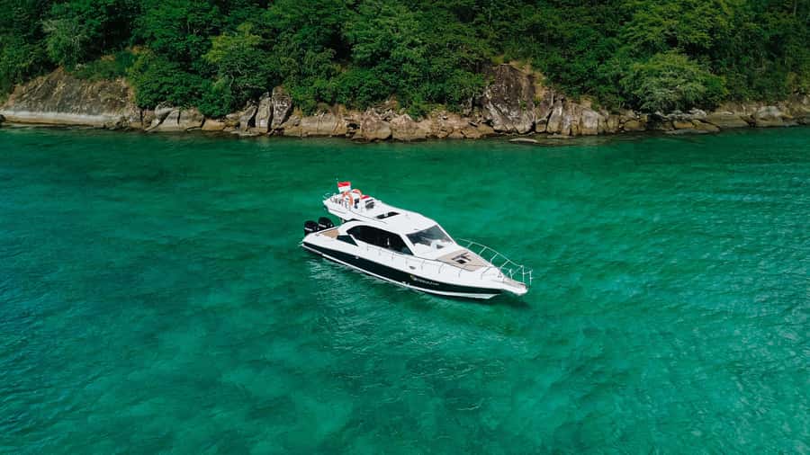 Labuan Bajo: Komodo National Park Full-Day Speedboat Tour - Boat comfort and safety: what the best days have in common