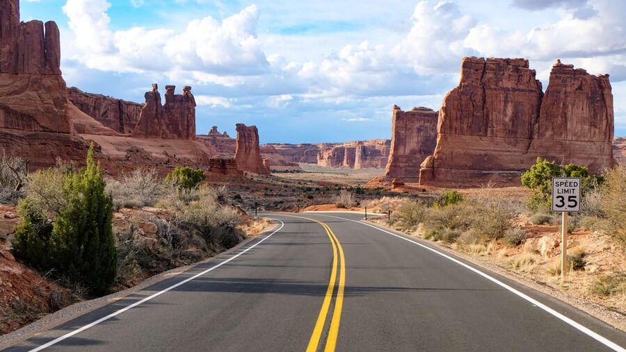 Moab: Arches National Park Sightseeing Tour - Your 4 Hours in Arches: Photo Stops + Short Walks