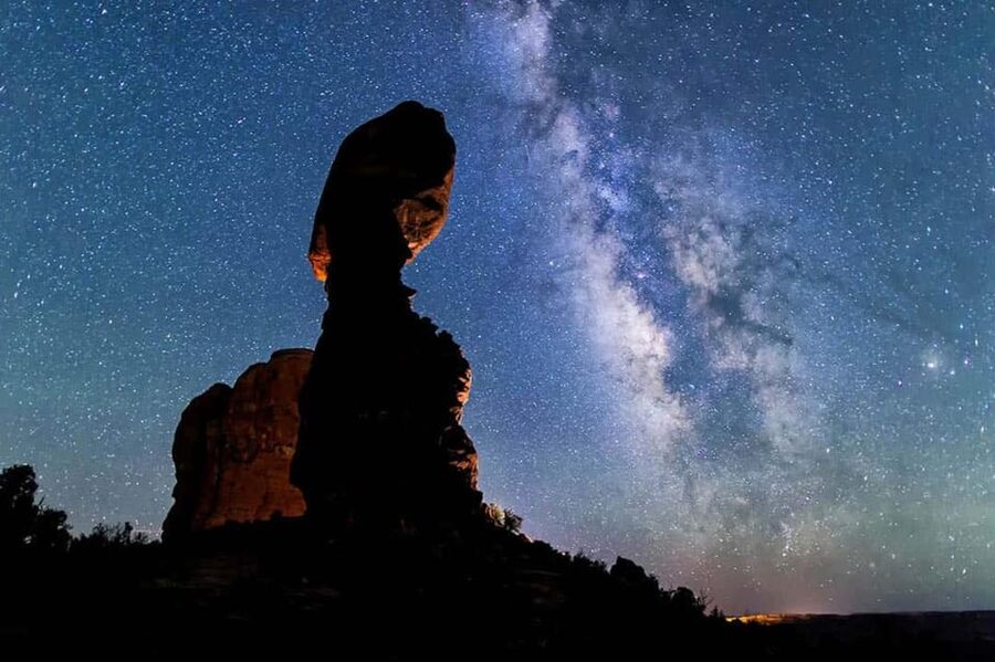 Moab: Arches National Park Sunset Tour - Snacks, Water, and a Comfortable Ride Through the Evening