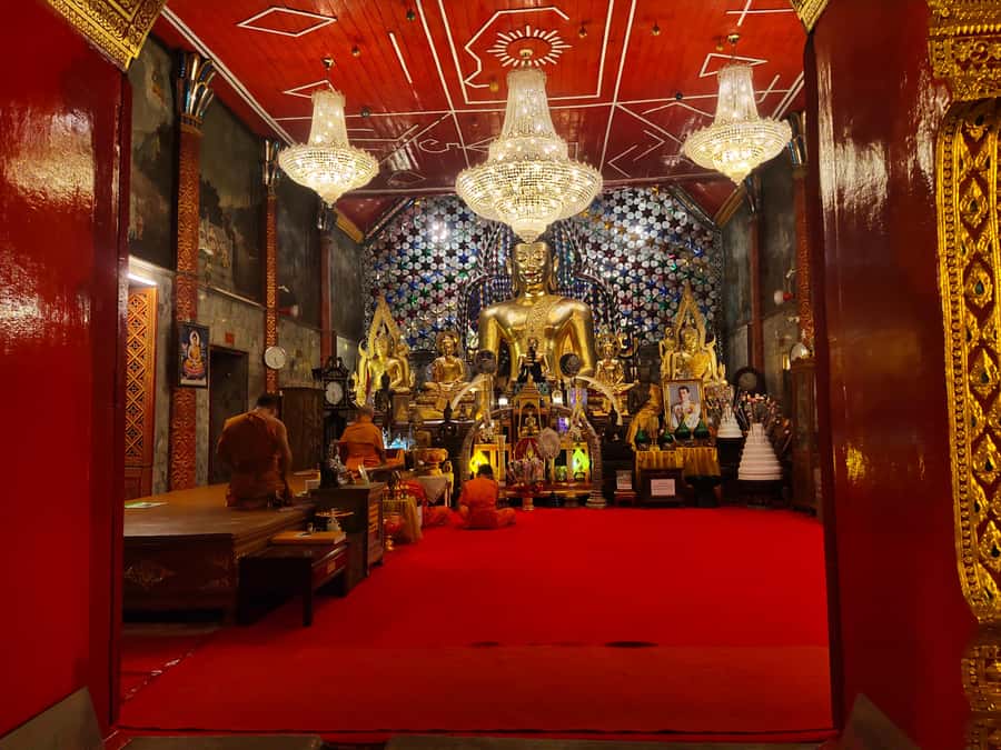 Monks chanting, Wat Doi Suthep and Wat Phalad+ Meditation - Evening monks chanting and meditation: where the spiritual tone takes over