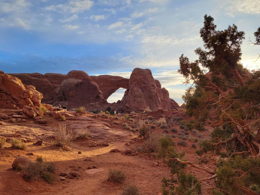 Morning Arches National Park 4x4 Tour - The back-door route that makes this Arches tour different