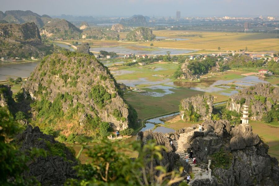 Mua Caves, Tam Coc, and Cuc Phuong National Park 2-Day Tour - Entering Hoa Lu: Temples and the Start of the Stair Climb