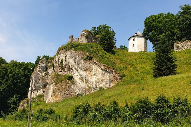 Ojców National Park and Ogrodzieniec Castle Tour from Krakow - Stop 3: Ogrodzieniec Castle perched above the Jura inselbergs