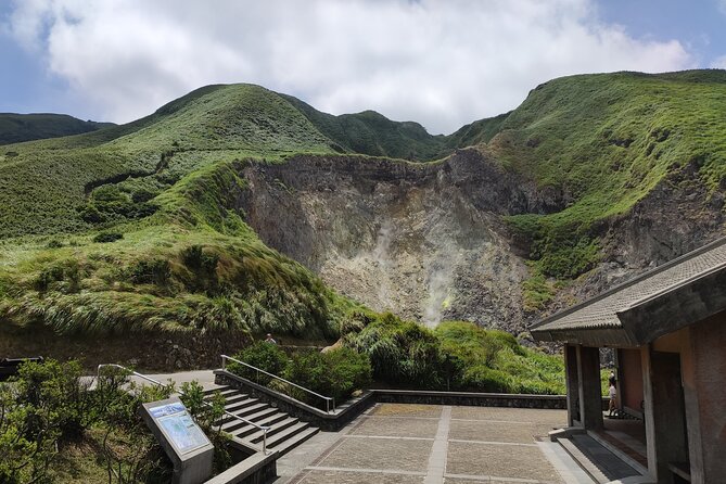 One Day Hike around Taipei's Yangmingshan National Park - Lengshuikeng Pond and the Jingshan Suspension Bridge