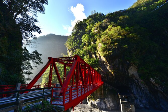Private Taroko Gorge Day Tour from Hualien with Local Expert - Qingshui Cliff: When the Mountains Drop Straight Into the Sea
