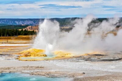 Self-Guided Audio Driving Tour in Yellowstone National Park - Timing a Yellowstone day: 4–5 hours, short stops, real walking