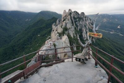 Seoraksan National Park Ulsanbawi Hiking from Seoul - Shinheungsa temple and the big bronze Buddha: why the cultural stops matter