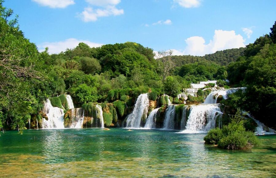 Split/Trogir: Krka National Park Day Trip with Wine Tasting - Skradin time: swim first, then town wandering