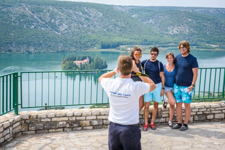 Split/Trogir: Krka National Park Day Trip with Wine Tasting - Wine tasting in a local konoba: a satisfying end to the day