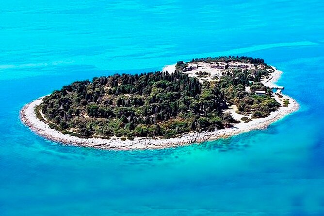 Stop on Island & National Park Day Cruise with Lunch Drinks - Lunch and unlimited drinks on board (what you really get)