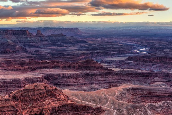 Sunrise photography in Dead Horse Point and Canyonlands National Park - The coaching style that makes this tour worth the money