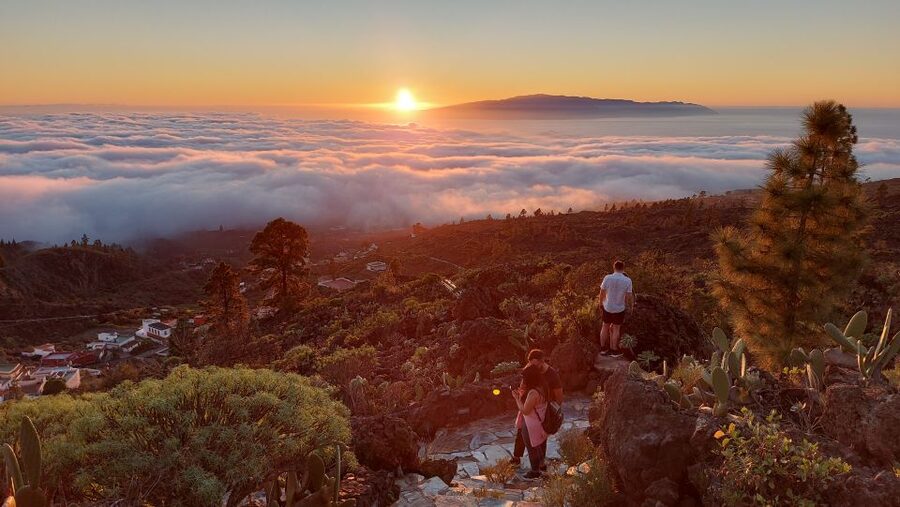 Tenerife: Teide National Park Sunset & Stargazing Tour - Shooting stars: when the sky does its own show