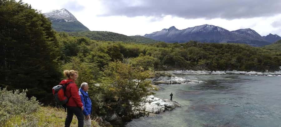 Ushuaia: Tierra del Fuego National Park Tour with Lunch - Lunch at Acigami Lake: Warm Food with Drinks in a Quieter Setting